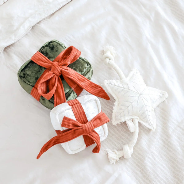 HOLIDAY STAR // squeaky + tug